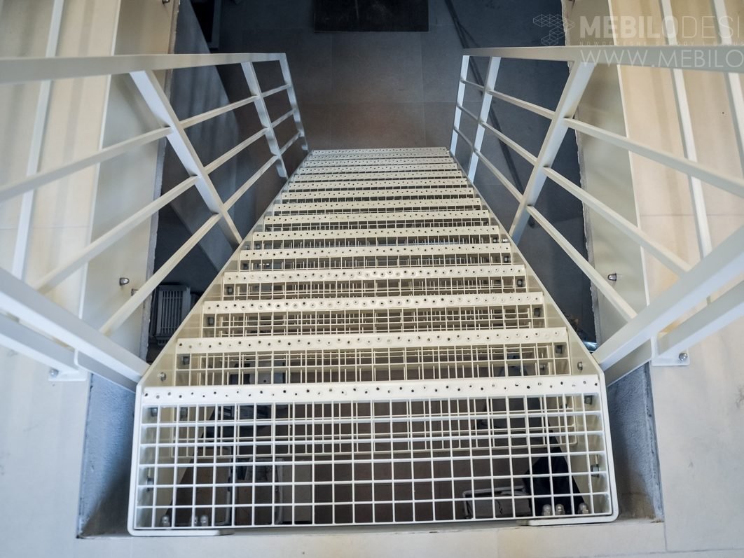 Balustrada szklana przy schodach — realizacja MEBILO