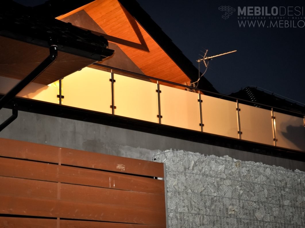 Balustrada przy schodach wejściowych — realizacja MEBILO